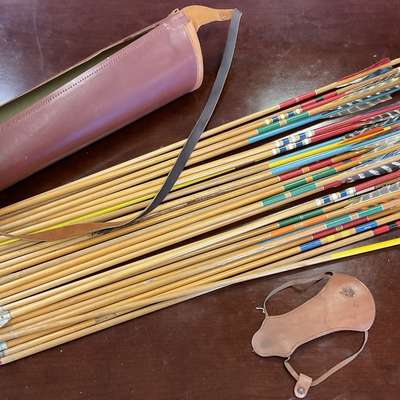 Vintage Quiver with 29 Arrows