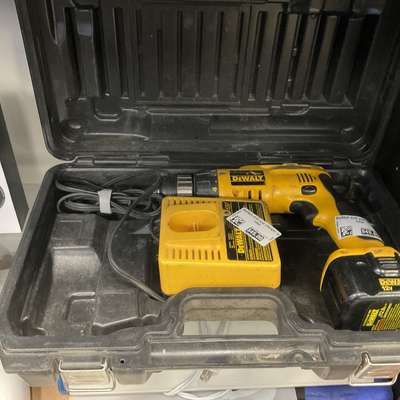 DeWalt drill and charger w case