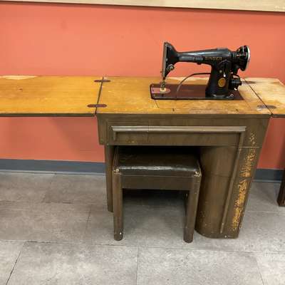 1940's singer sewing machine w/ seat
